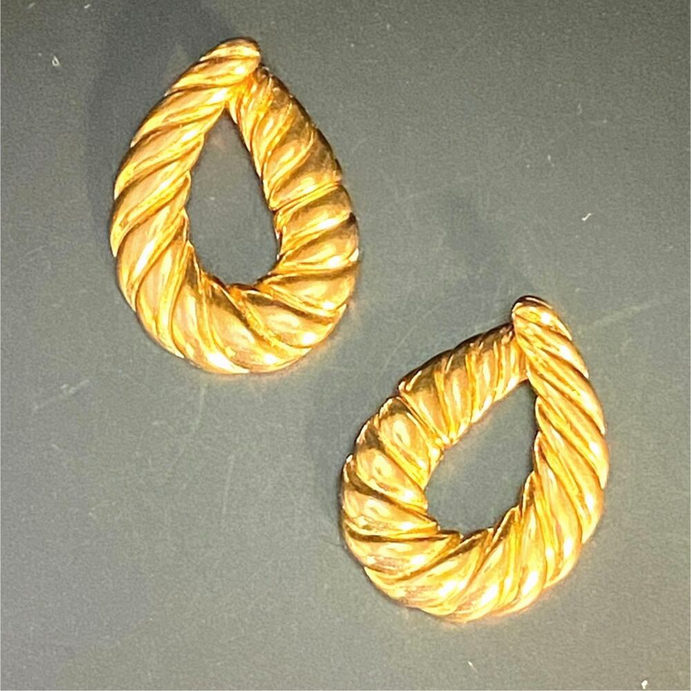 Vintage TANCER II Gold Tone Textured Rib Teardrop Clip On Earrings